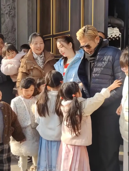 郭富城，天都塌了。

2月7日，60岁的郭富城，冲上热搜，过年期间，他陪着方媛回