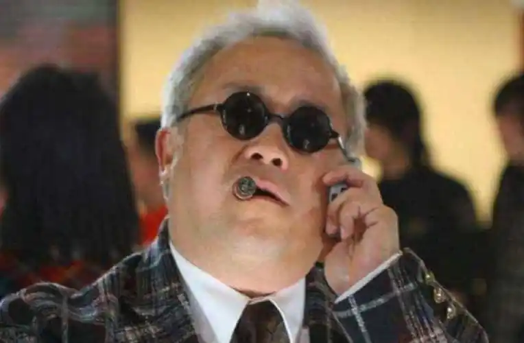 2001年，曾志伟在夜店门口被三个大汉围攻，头上缝了29针，事后他头缠纱布向媒体