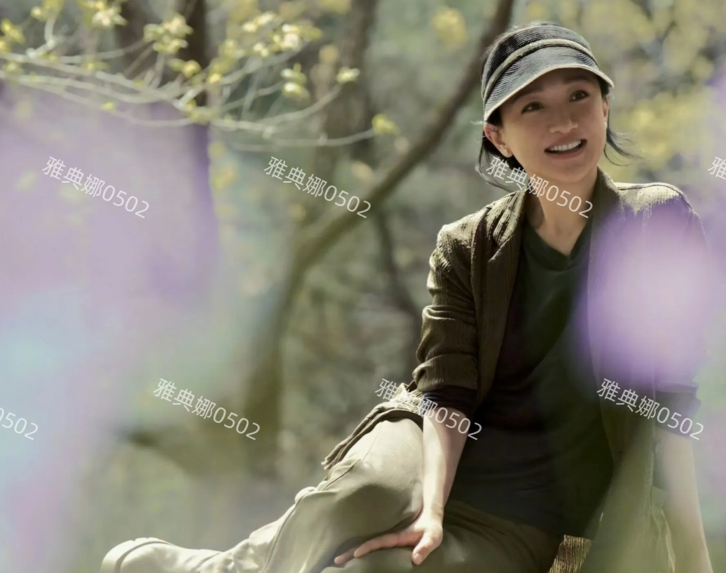 周迅在苏州，50岁的她还是那么年轻俏丽充满灵气，眼神清亮笑容明媚心态淡然松弛，文