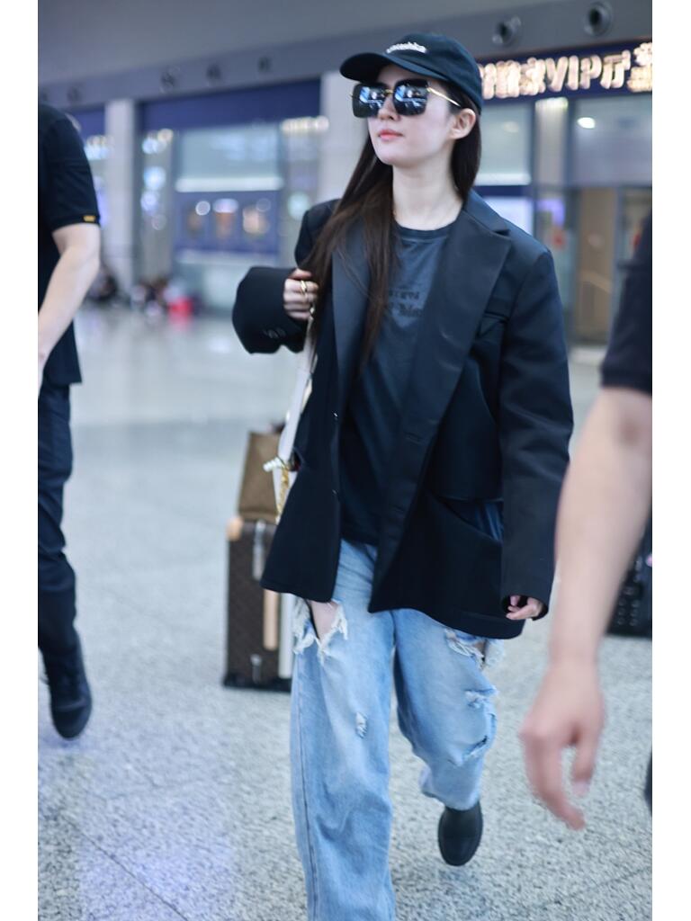 刘亦菲黑色西装配牛仔裤简单有型