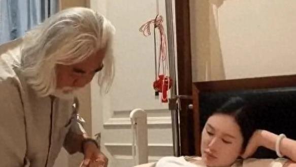 73岁张纪中被老婆嫌弃，杜星霖半夜直播吐槽：年纪大反应慢不听话