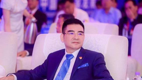 他把现金堆成山，高调捐款40亿后“消失”，如今出现在家种地？