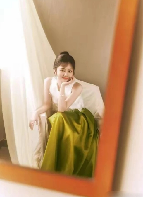 嘿，最近谭松韵亮相总台活动，那模样可太惊艳了！只见她一袭白色羽毛缎面裙轻盈垂坠，