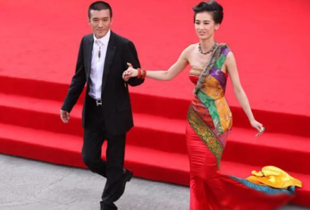 为啥大家都觉得杨子他们是假的，我觉得他们最真，最后会不会离不知道，但是他们俩婚姻
