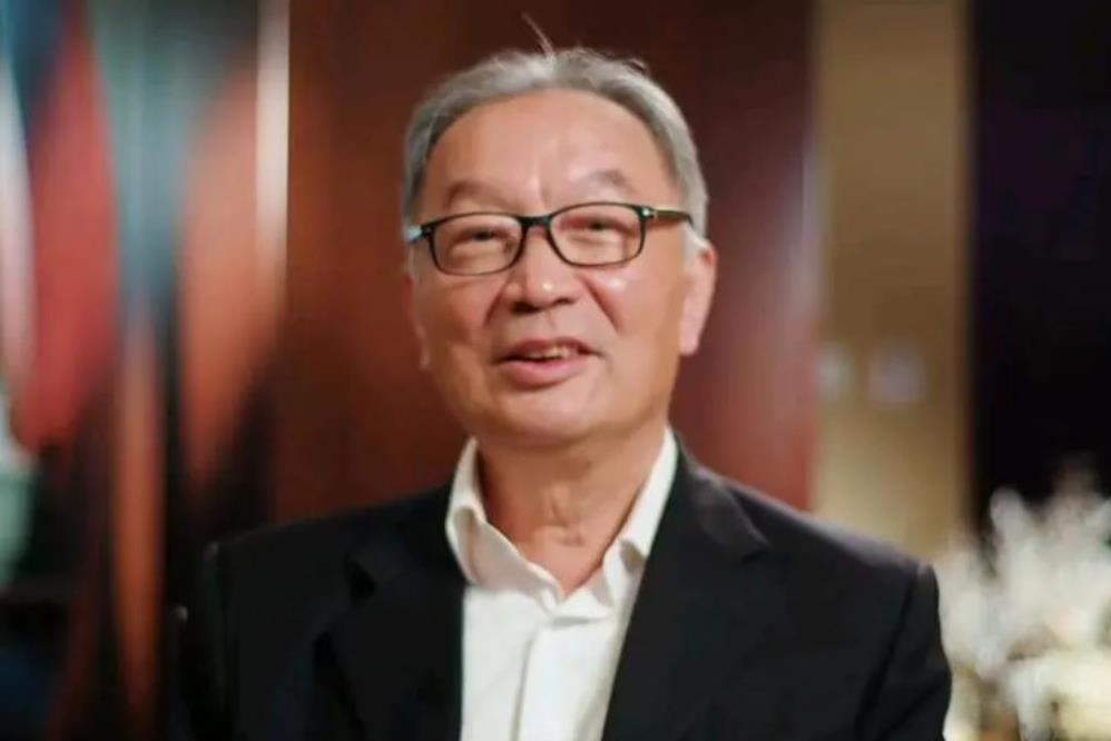 网上有人建议，把农业的伟大责任交给温铁军，把经济掌舵交给卢麒元，把教育的旗帜交给