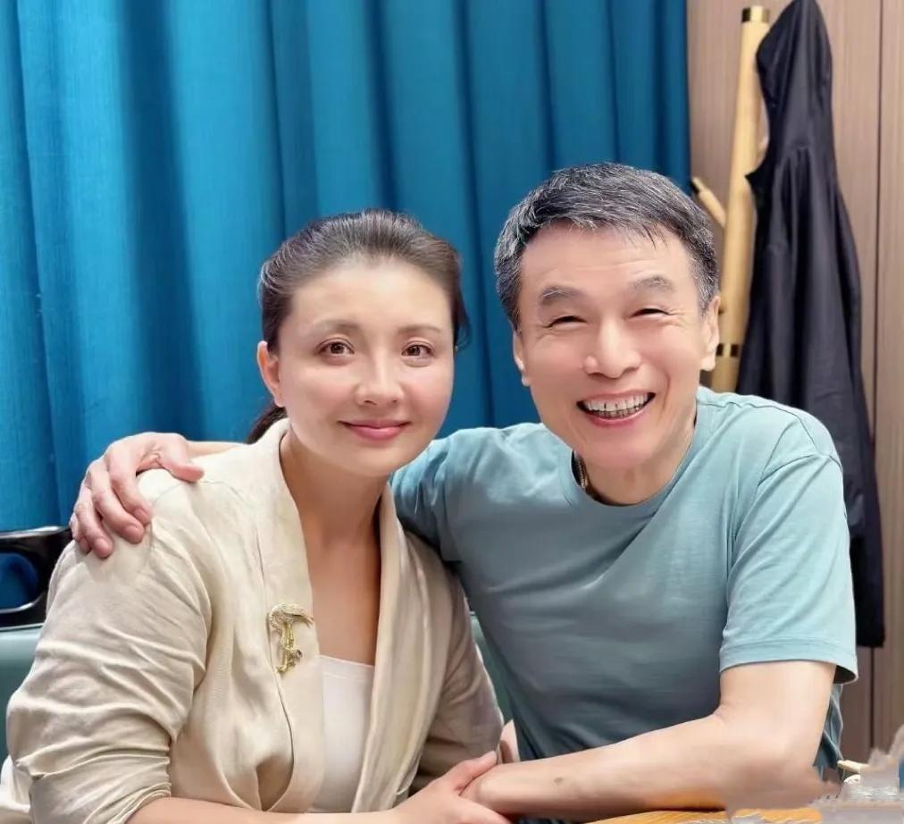 甄嬛传里面的槿汐姑姑和苏培盛聚会了，两人对着镜头开心的比爱心，让人有种恍惚感，仿