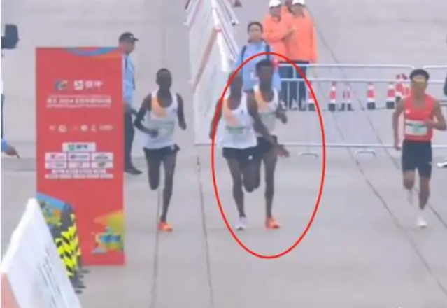 马拉松比赛出现争议真不是第一次，比如去年10月辽宁大连马拉松尹顺金在冲刺阶段被赛