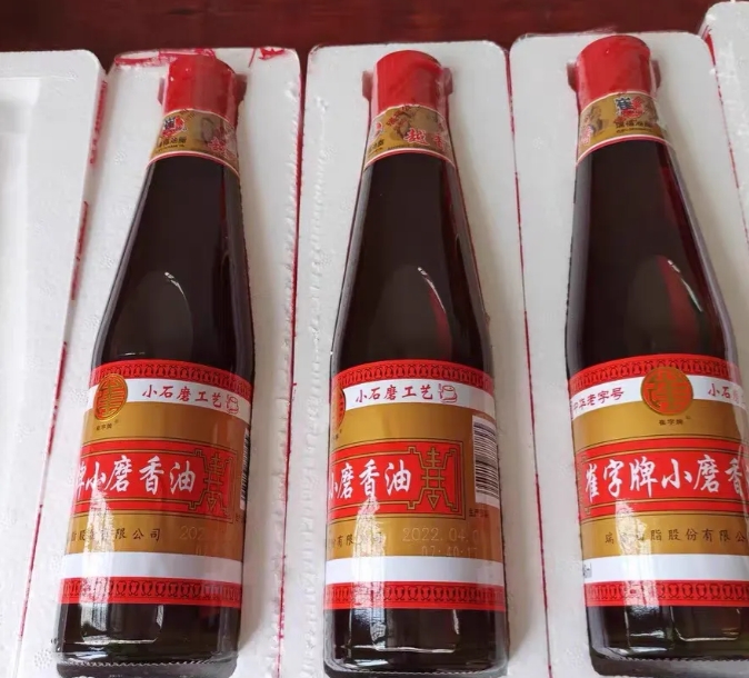 香油过期了还能不能吃呢？
前几年，哥哥在某个香油厂上班，每到逢年过节就会发许多香