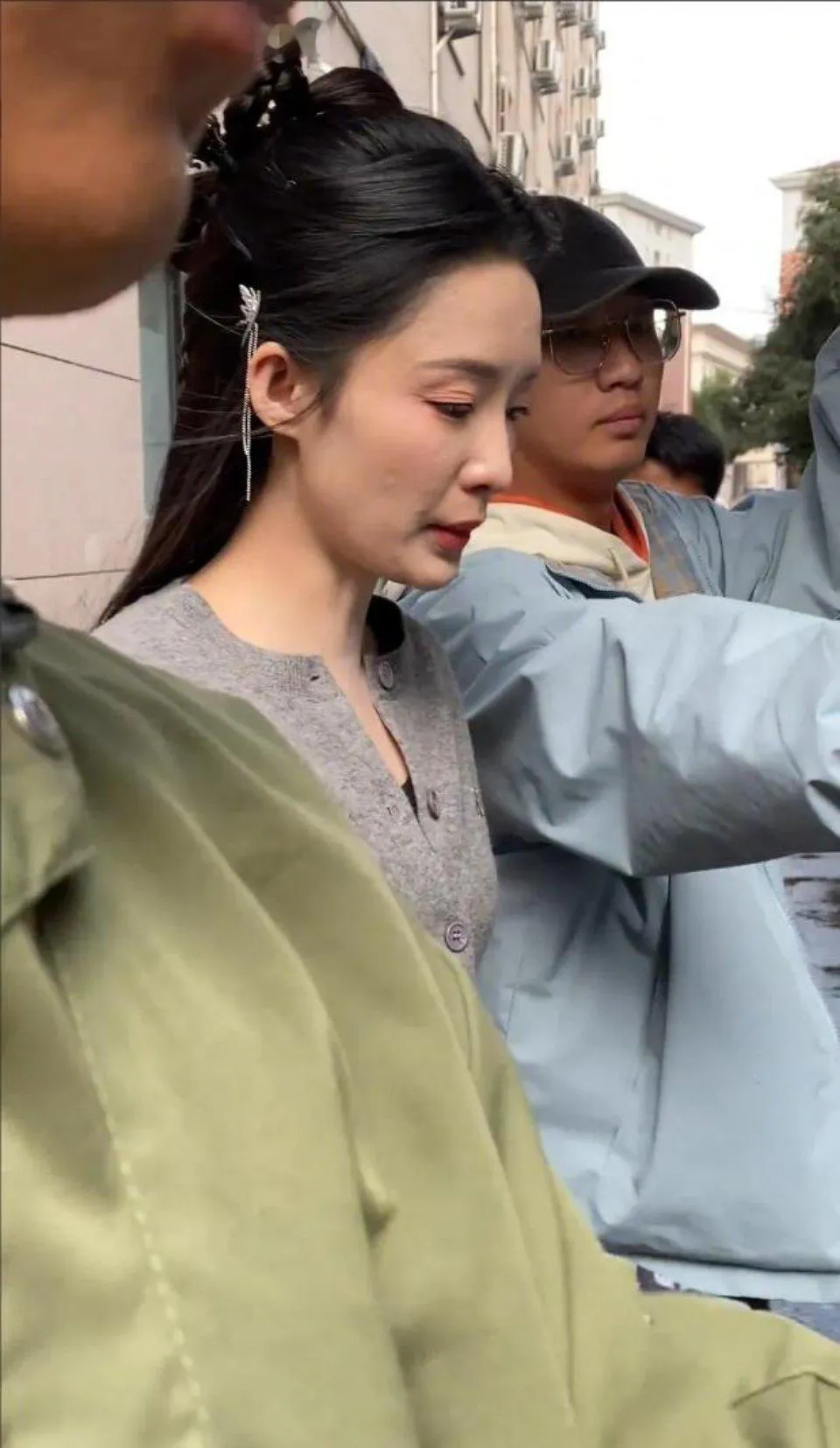 李沁脸上清晰可见痘印，粉底在肌肤表面也有些不服帖，出现浮粉迹象。所以，普通人真的