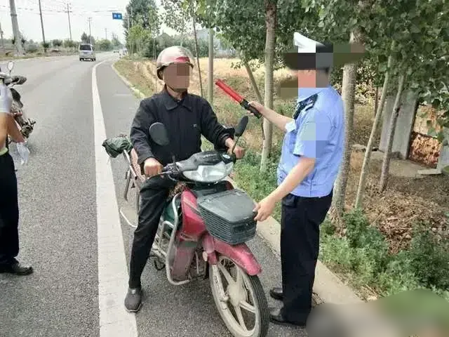福建，男子骑着摩托车上路，被执勤交警拦下，以超过报废期3年为由，不仅扣车、罚款2