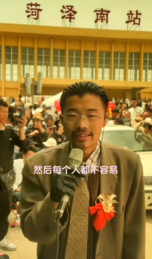 一首《诺言》唱出来农村低保户对寡妇的向往，让一对励志的小青年火遍大江南北，更是把