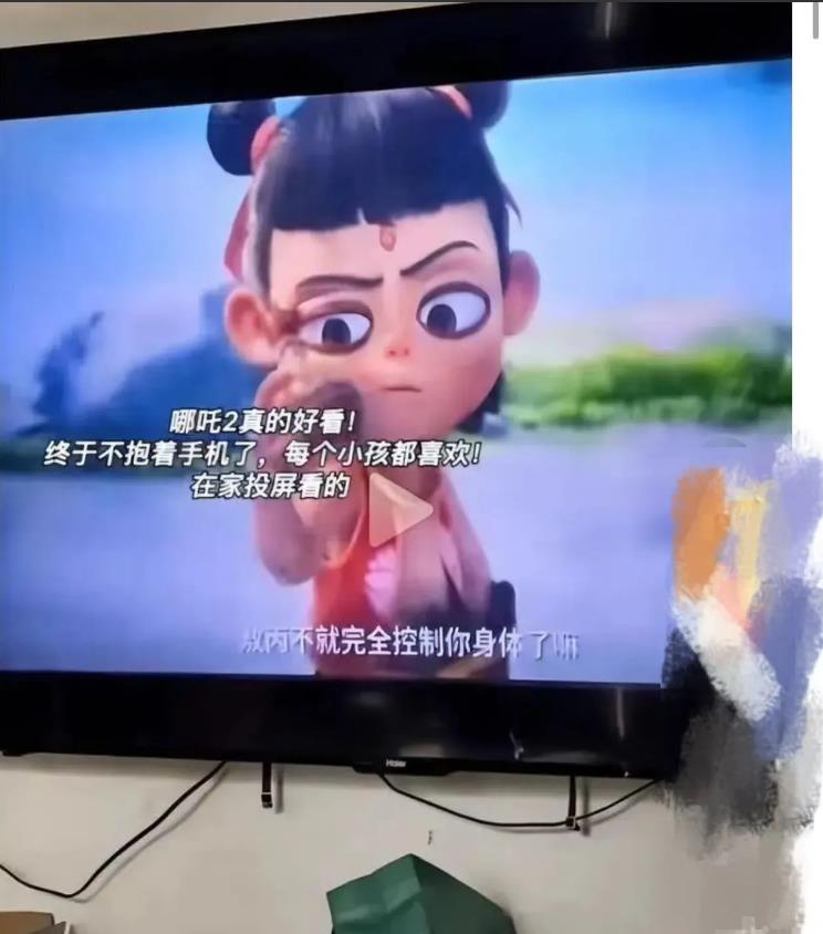 吵翻了！家长给孩子看哪吒2盗版，还发网上炫耀说自己省钱了！有网友批评说，省下那点
