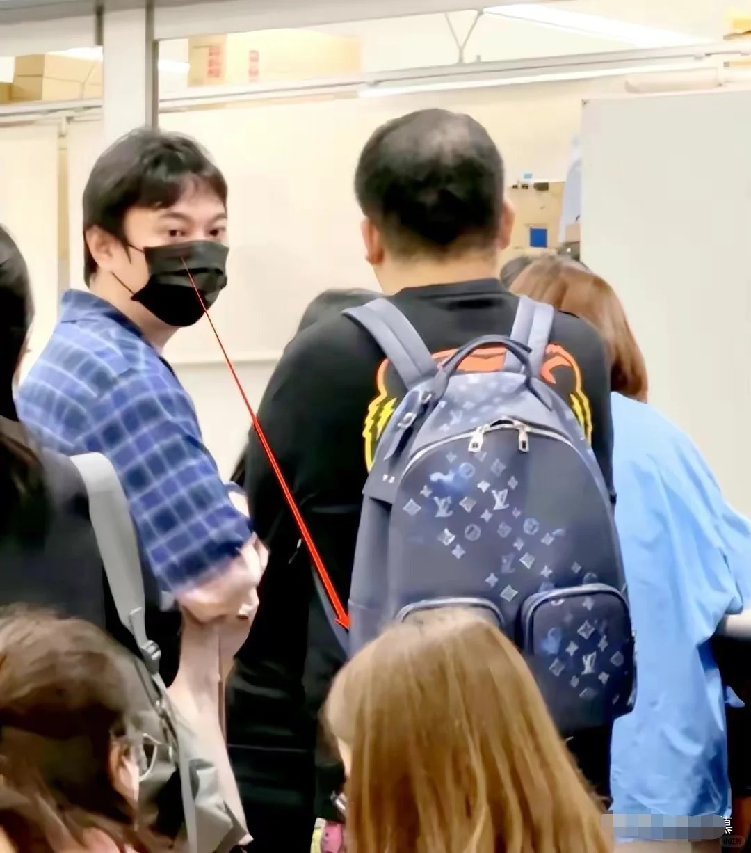 王思聪润了？
思聪已经落地日本了，疑似快获得永久居留证了，他在日本有投资产业，通