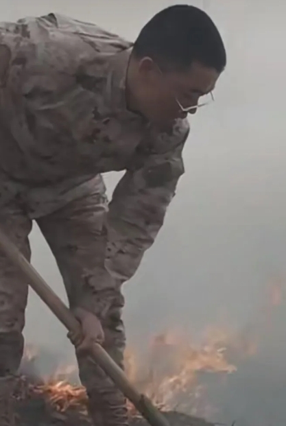 爆破连训练遇山火，百余名官兵迅速行动及时消灭险情。
这是第71集团军某旅“爆破英