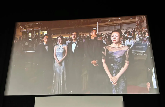 戛纳红毯-42岁章子怡杀疯了!清场、介绍、官方镜头全有,不愧巨星(章子怡戛纳募捐)-第5张图片-九妖电影 戛纳红毯-42岁章子怡杀疯了!清场、介绍、官方镜头全有,不愧巨星(章子怡戛纳募捐)-第5张图片-九妖电影