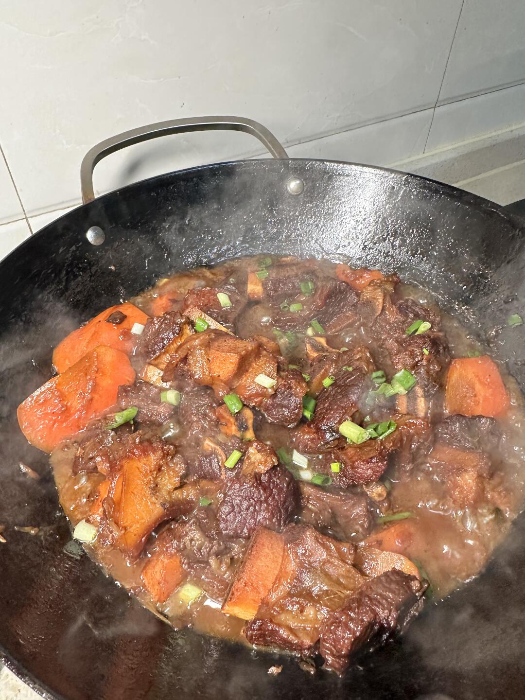 我们自己腌了些咸肉做腌笃鲜，透鲜！昨晚红烧昂公鱼加点豆腐，跟着人家学的，的确好吃