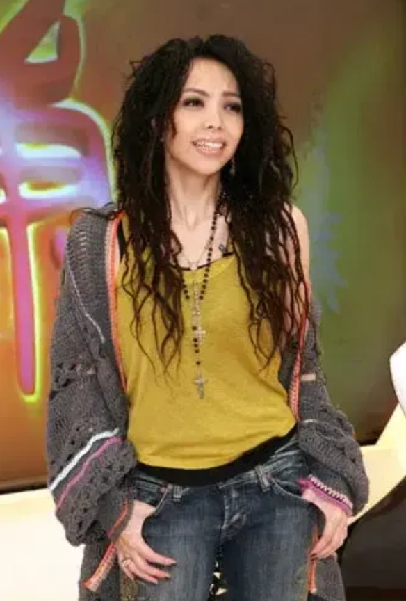 30年前的张惠妹是盛世美颜，30年后的她我该怎么形容，网友们给个答案吧！