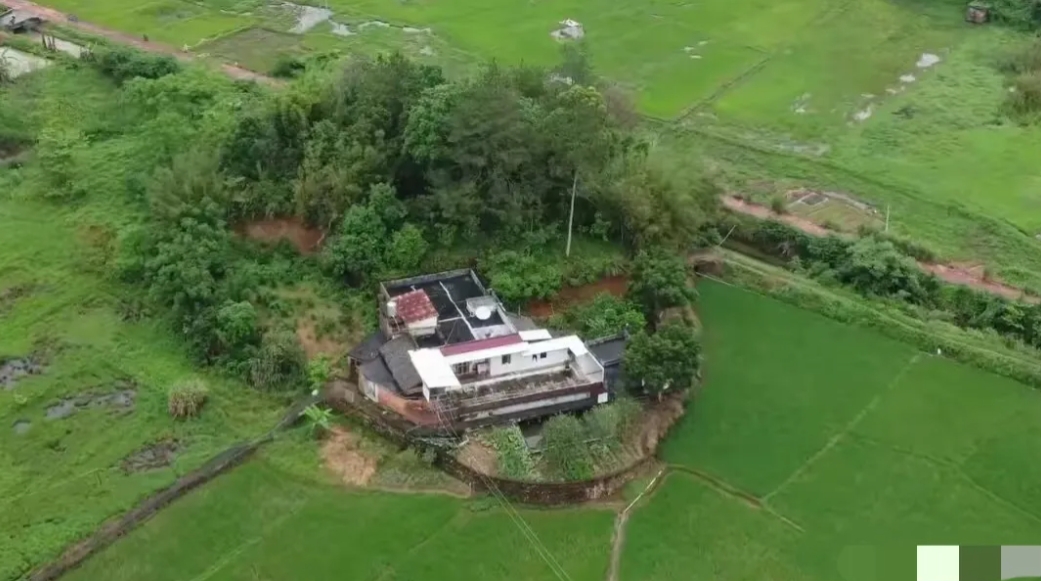 某地农村，这样的自建房你能住多久？
