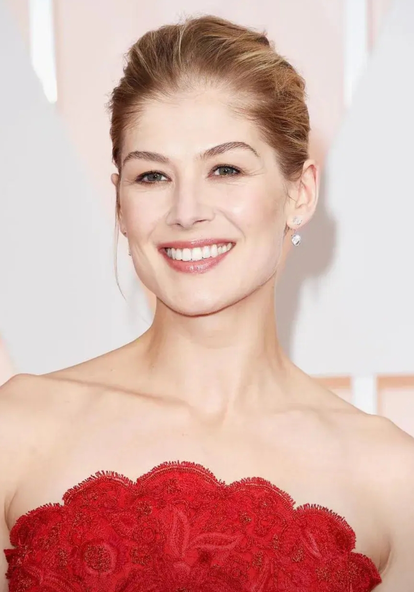 好莱坞影后裴淳华一家人

1、裴淳华，英文名叫Rosamund Pike，197