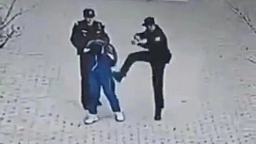 派出所副所长踢打学生事件后续：网友送锦旗，教育局回应耐人寻味