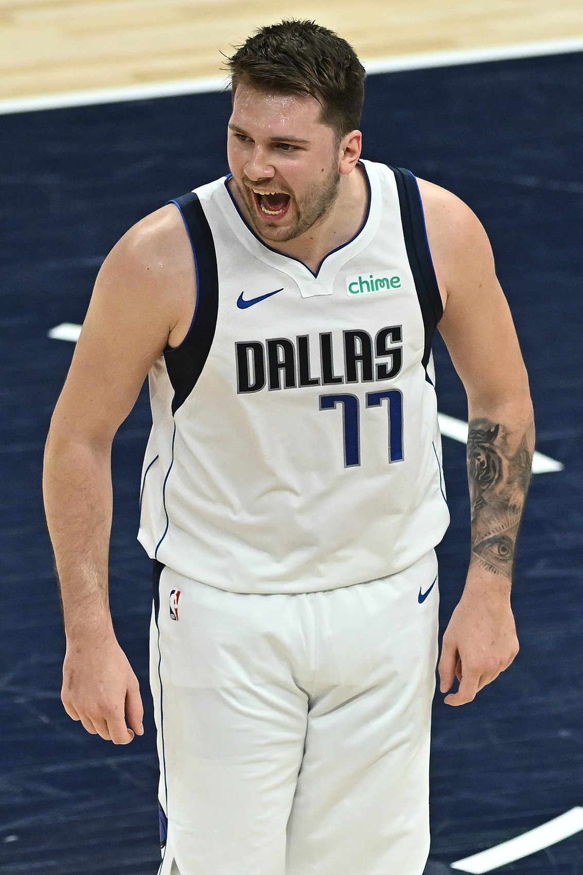 炸裂输出！东契奇半场28+8+9 全场狂轰45+11+13