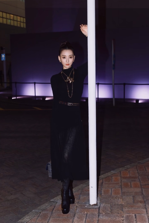郭富城妻子方媛晒街拍照，身材高挑气质出众，穿紧身裙腰臀比好绝！近日，方媛在社交媒