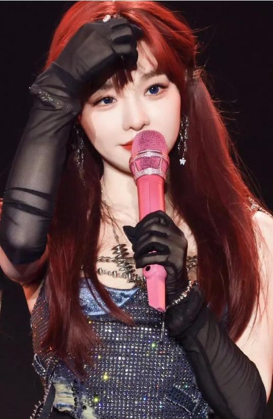 黄霄云演唱会现场黑色蕾丝手套真美！