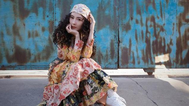 44岁张柏芝近照曝光，顶级美貌不输当年，养眼又迷人