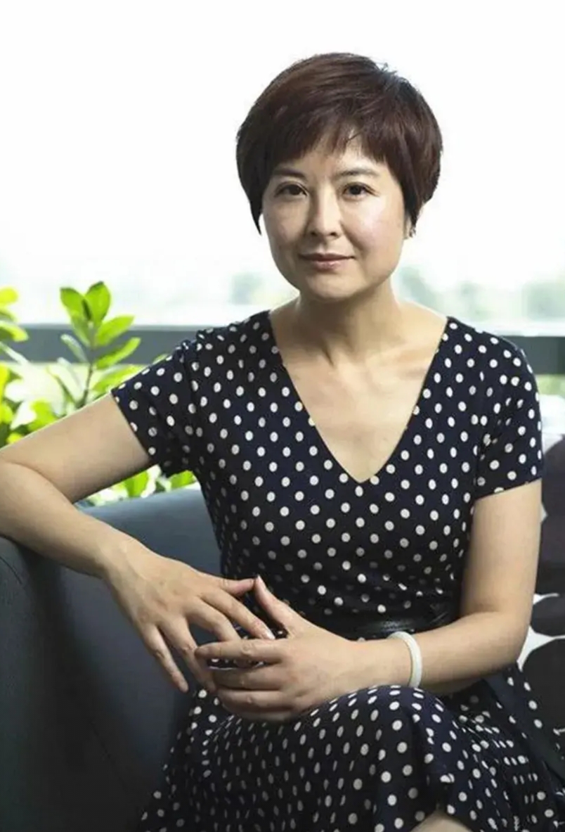 张泉灵一家三口的近况

1.张泉灵，51岁，北京大学德语文学系毕业。曾是著名的主