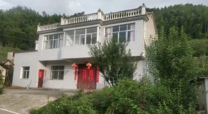 回了趟农村老家，听老公他姨说儿子33岁没有对象，家里房子盖了，县城没有买房子。