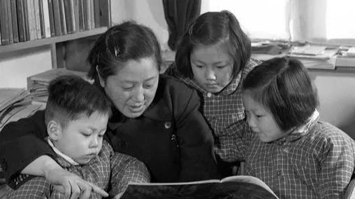 1957年，美国海关搜查室，工作人员要收缴中国女人携带的美金，对她说：“美国政府