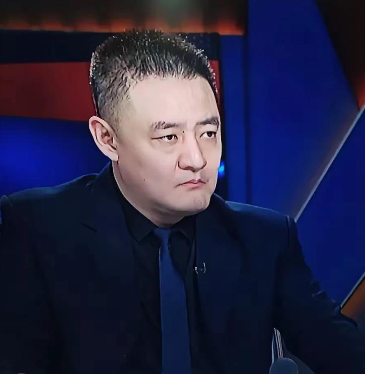焦健:北京队临场部署战术令人摸不着头脑，冲击季后赛岌岌可危。

北京主场迎战广厦