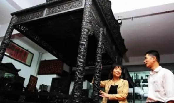 1993年，福建一男子花2000万买下清宫龙床，专家建议上交，他说：“真想拿走龙