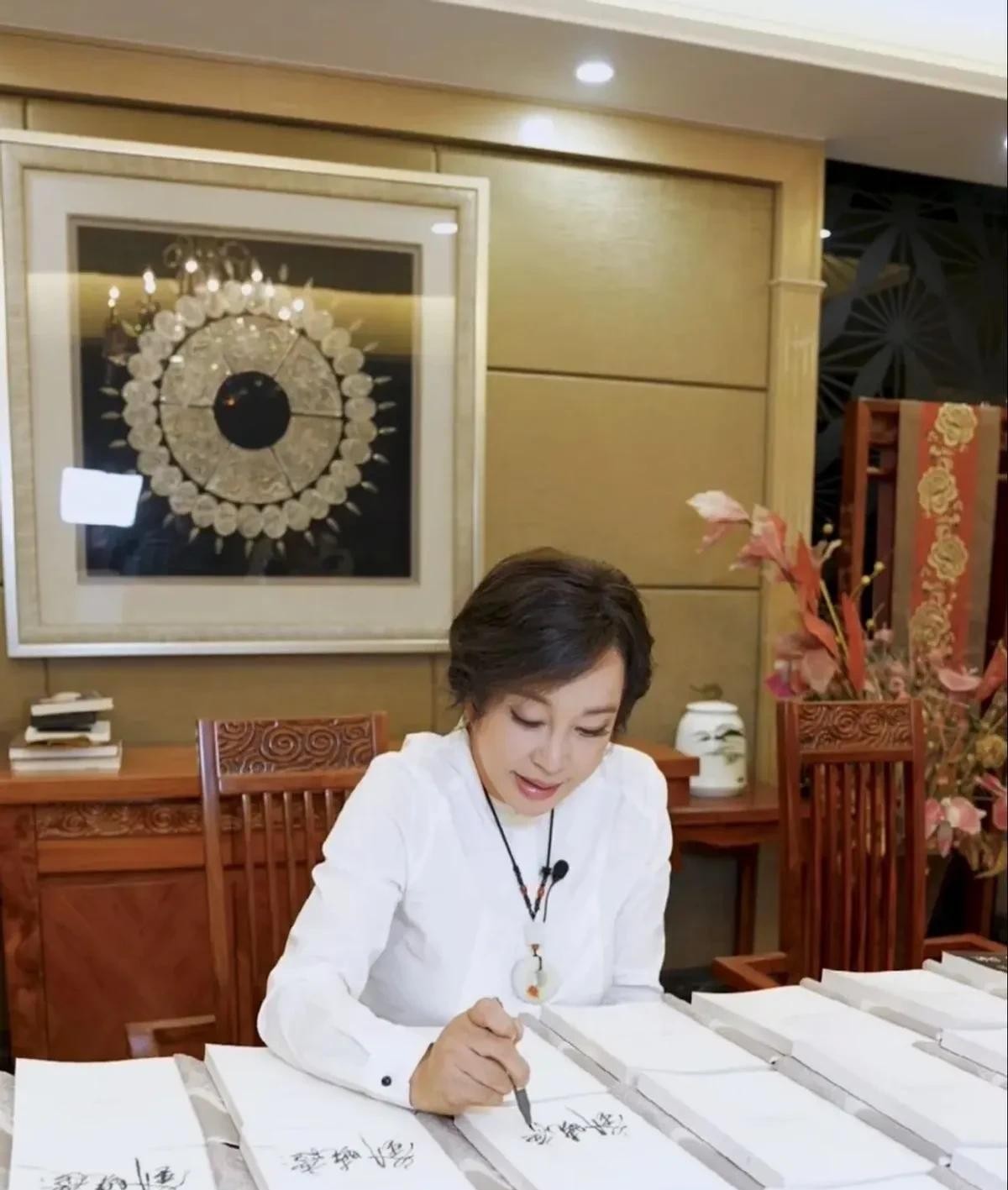 刘晓庆七十多岁还在努力捞金

                         