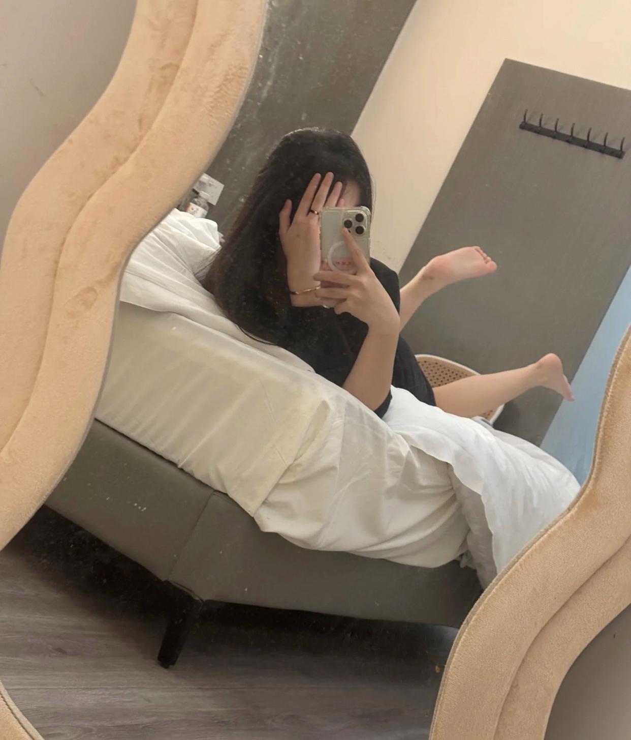 在家最舒服的事就是躺在床上来个自拍，臭美一下