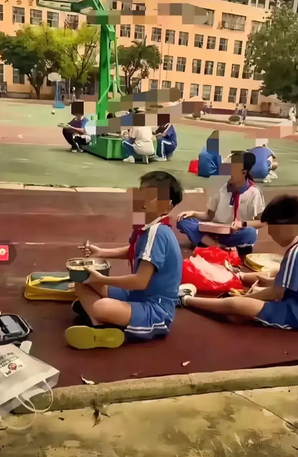学生如果自带饭菜，就不准在教室里就餐，只能在操场上吃！
这大热的天，别说热爱教育