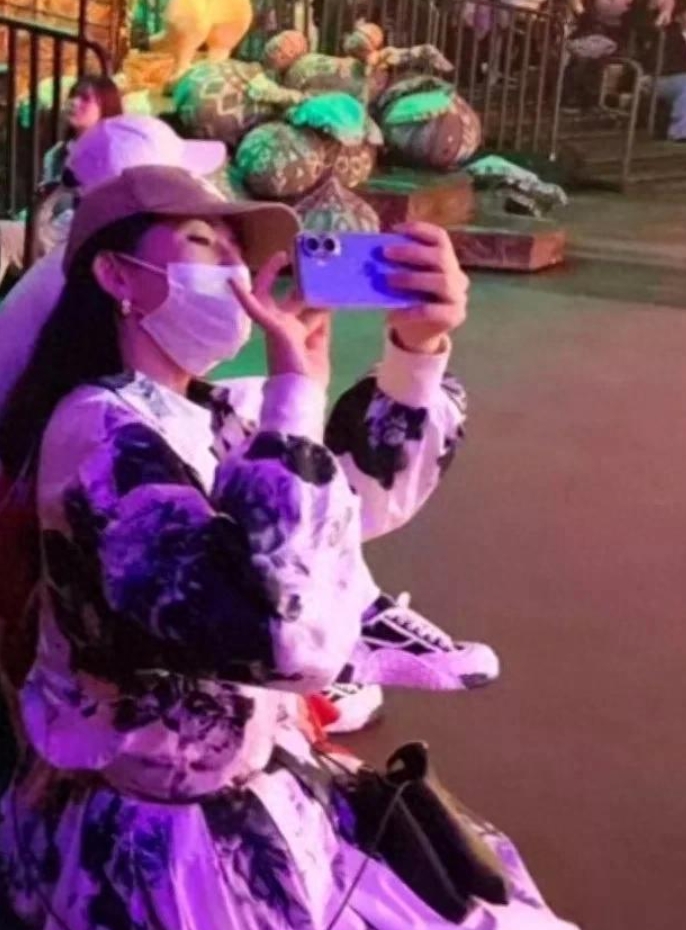 家人们，我在香港迪士尼玩儿的时候，居然碰到张杰谢娜一家啦！真的太惊喜，我都不敢相