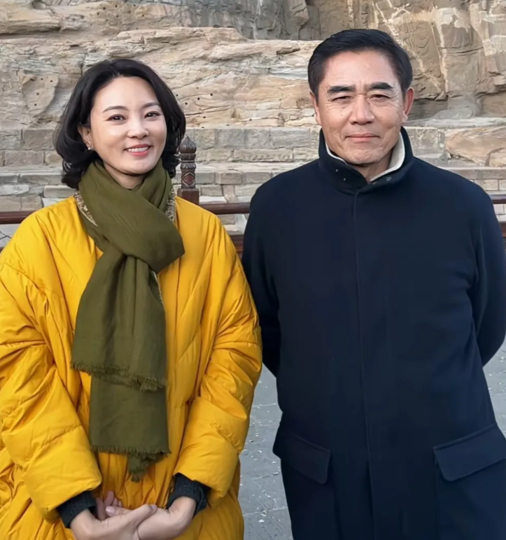 与著名演员陈宝国合影的这位女士，有多少人能认出来她是谁？

她目前搭档陈宝国在山