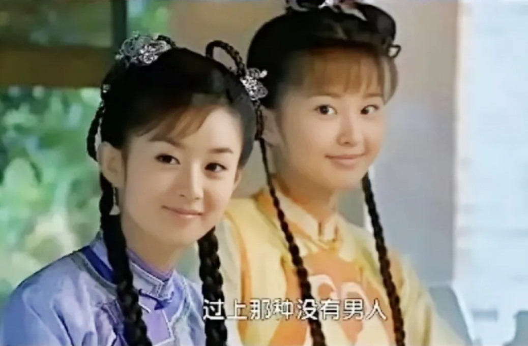 第一眼看过去，不看脸，就看妆造和服饰，还以为丫鬟金锁是主子，晴儿格格是个丫鬟，若