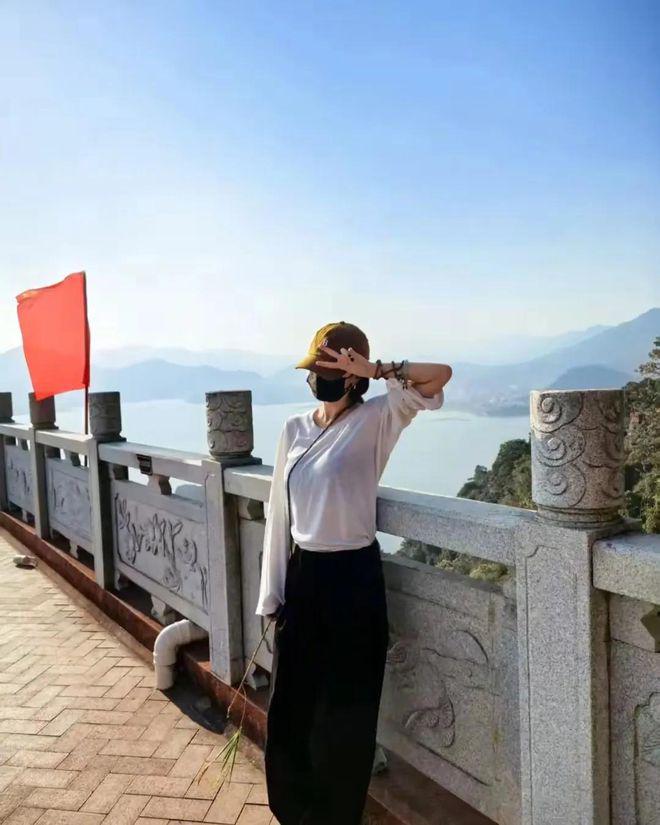 炸裂！39 岁杨幂福建爬山美照曝光，身材火辣宛如少女，粉丝疯狂表白
