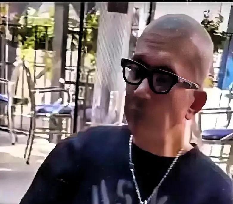 在首尔仁川机场，53岁的大叔具俊晔刚刚从中国飞回来，立刻狂灌三杯冰美式，笑得像个