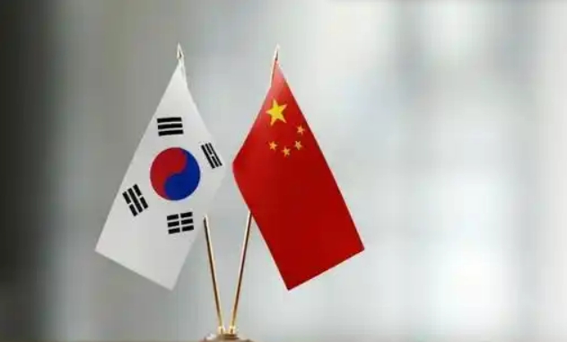 韩国内部讨论，疏远中国的关系，是韩国承担不起的。
这种既要又要的韩国，太过于自信