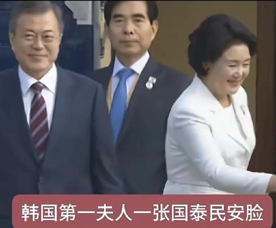 金正淑女士，她身上有一种独特的魅力。不是那种浓妆艳抹的耀眼，而是一种内敛的、沉稳