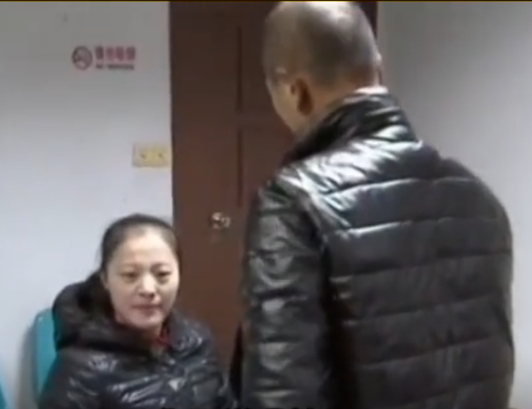 女子抛夫弃子，从丈夫手里骗走15万积蓄挥霍一空，又起诉离婚要求分割房产，女儿气的
