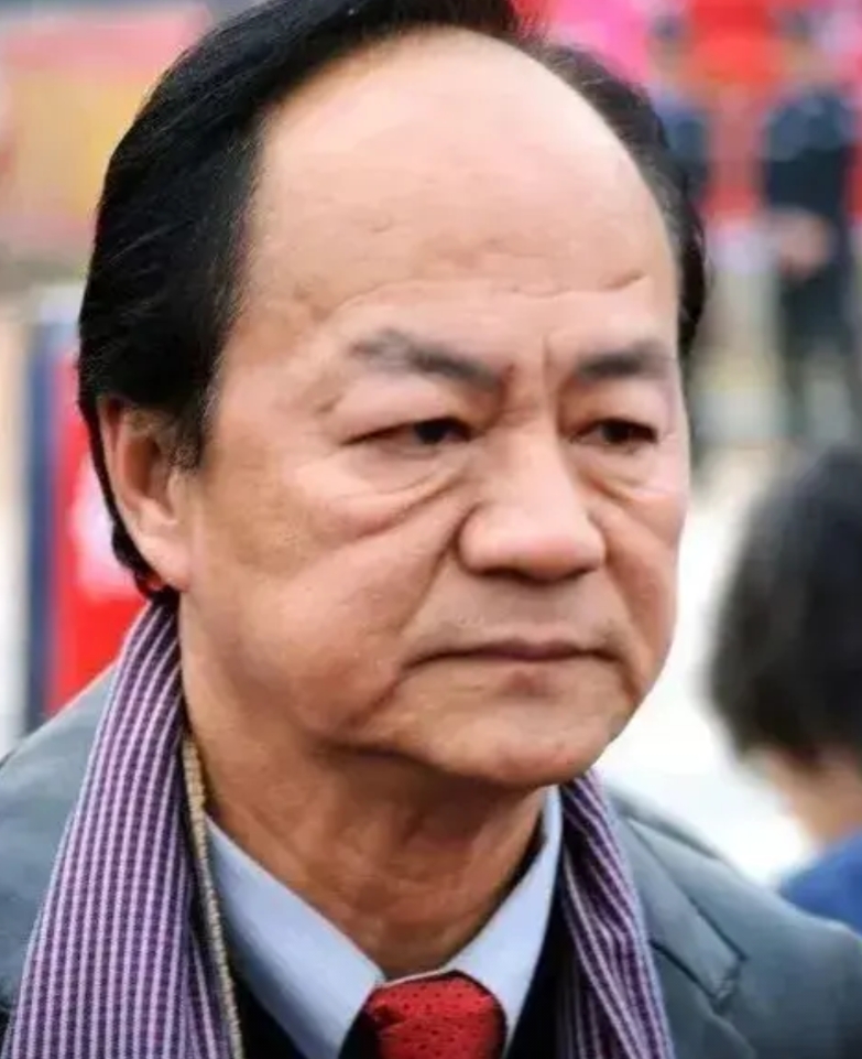 中国香港著名演员狄龙的人际关系圈∶

1.妻子∶陶敏明，68岁，曾是一名演员，两