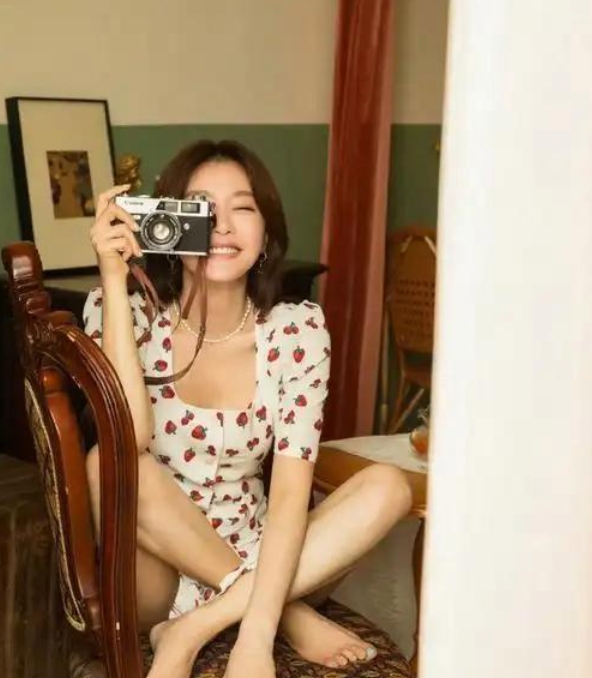 秦岚：美腿玉足坐姿销魂，优雅与性感的极致演绎

在娱乐圈，美女如云，可秦岚却凭借