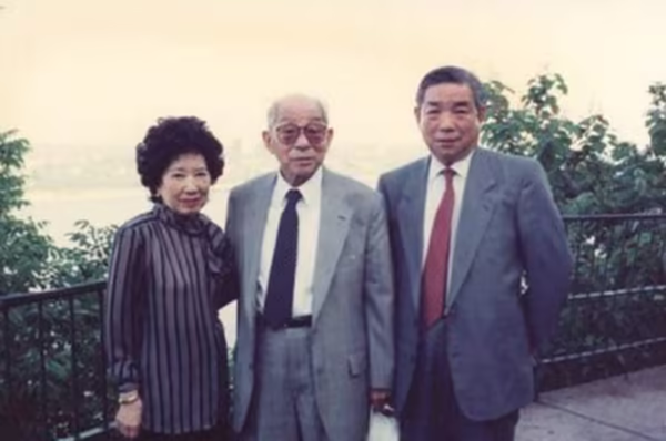1964年，于凤至签署了离婚协议，正式结束了与张学良的婚姻，为张学良与赵一荻的结