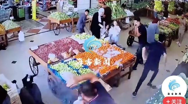 黎巴嫩寻呼机爆炸这事儿可太吓人了！监控里那菜市场，爆炸一发生，碎片到处飞，那场面