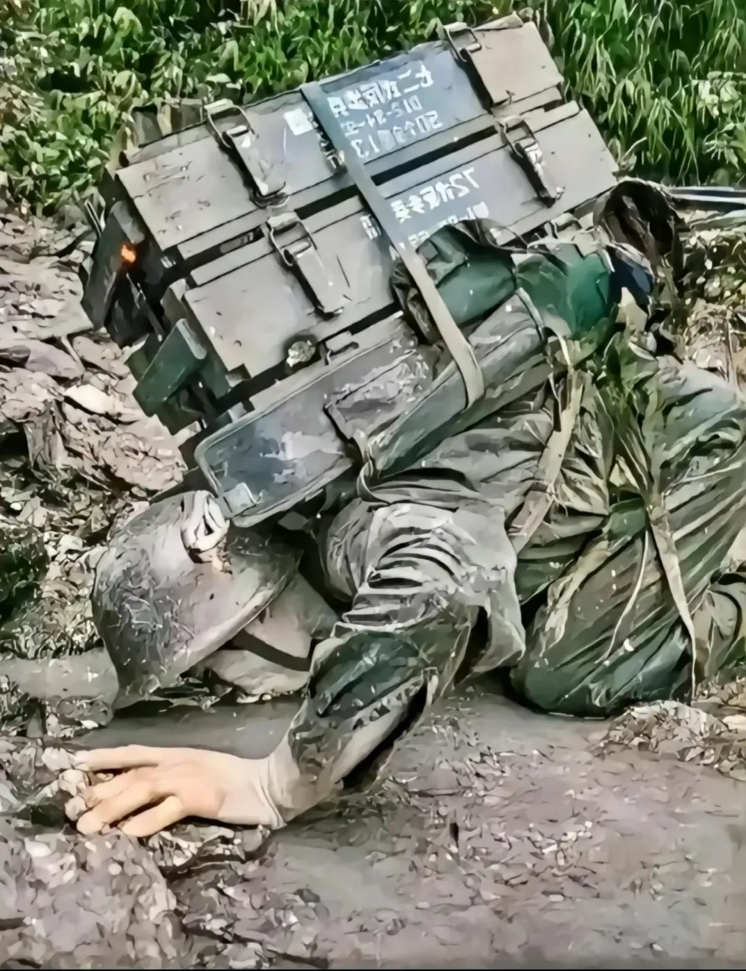 被这张照片震撼得我破防了。这是对越自卫反击战中，一位战士背着如此重的装备，爬下在