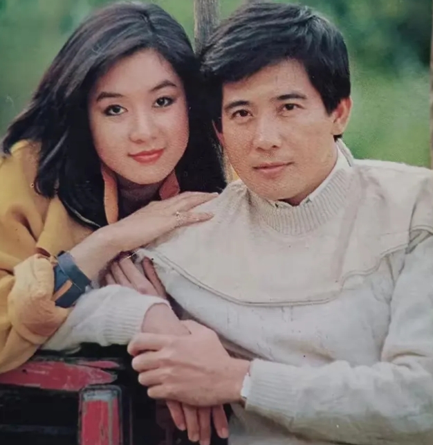 怪不得都说太帅的男性就不应该结婚。
你看秦汉与哪位美女都是百搭，
跟吕秀菱的合照
